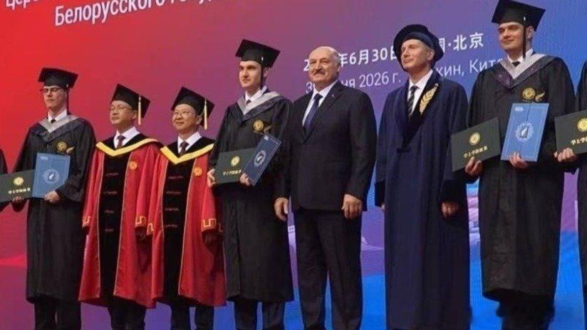 凤凰新闻【卢卡申科出席儿子在北大的毕业礼：一直坚信中国拥有美好未来】白俄罗斯总统