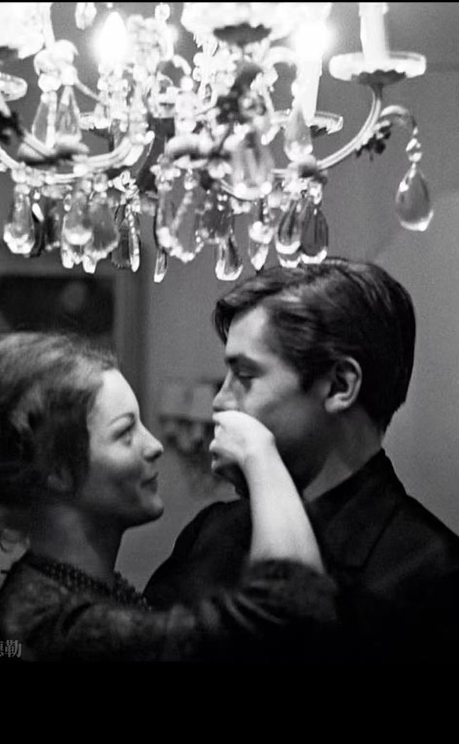 有时候我在清晨醒来
我的灵魂甚至还是湿的
远远的
海洋鸣响并且发出回声
这是一个