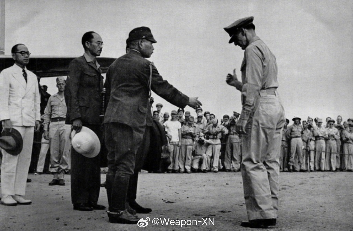 #照片中的历史[超话]# 1945 年 8 月 19 日，美国陆军上校西德尼-马