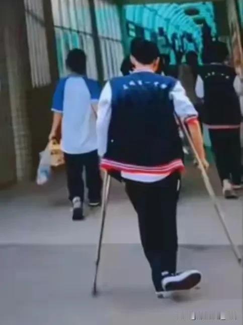 折翼的追光少年
凌崇恩，一个因脚部残疾与拐杖为伴却始终勇敢前行的少年，在高考中取
