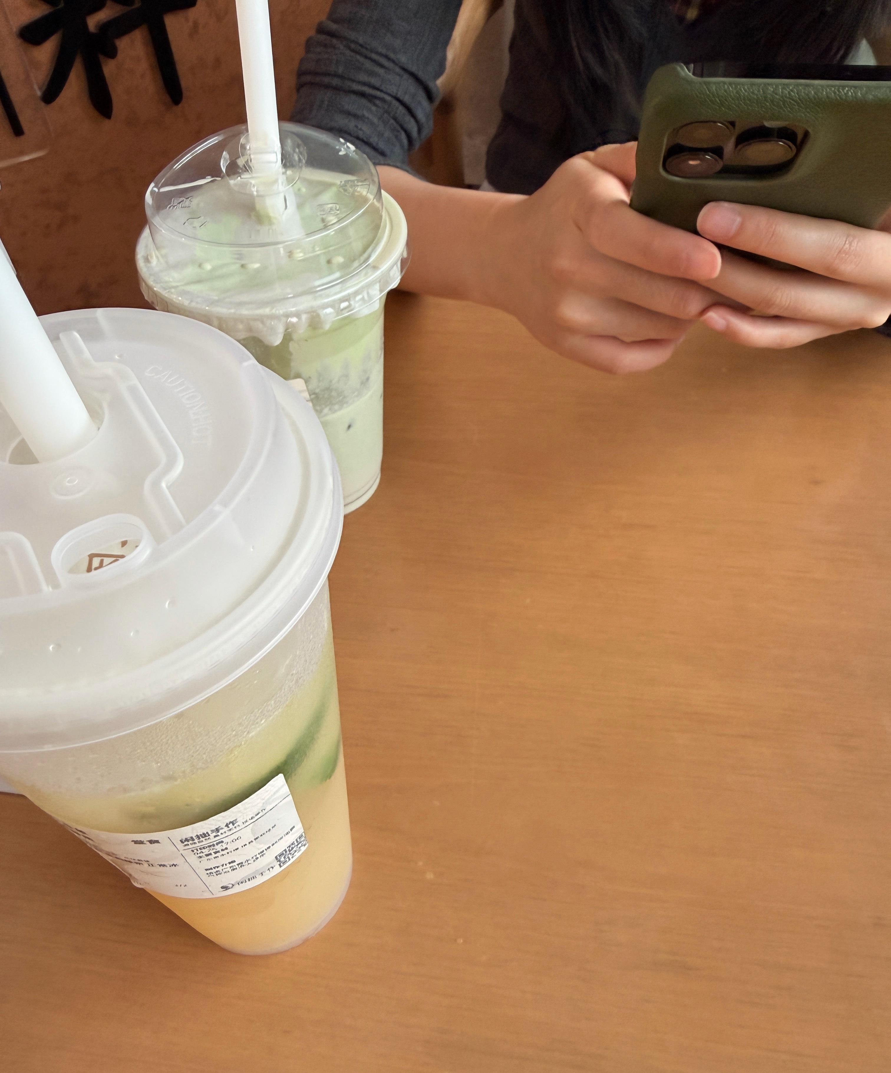 遛达了一天，喝点柠檬茶。在深圳天天都是喝咖啡，这应该是今年第一次喝奶茶。 北京·