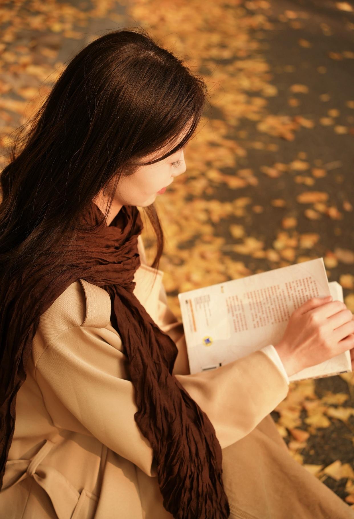 秋日漫步，落叶纷飞，温暖长风如何穿搭才能展现气质和高贵?