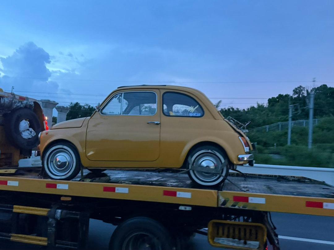 路遇网红老爷车～50岁的Fiat 500放在板车上真的好Q菲亚特500