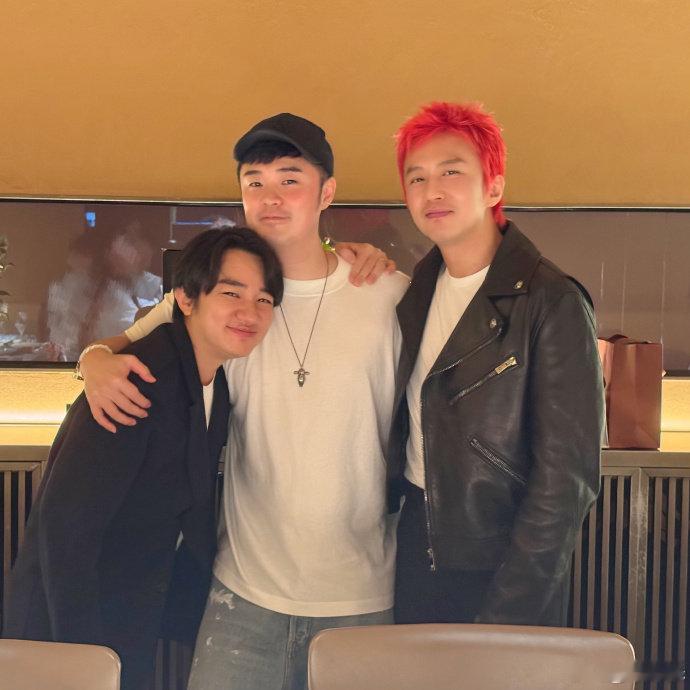 #陈赫晒和邓超王祖蓝合照# #陈赫邓超王祖蓝同框合照# ​当陈赫晒出和邓超、王祖