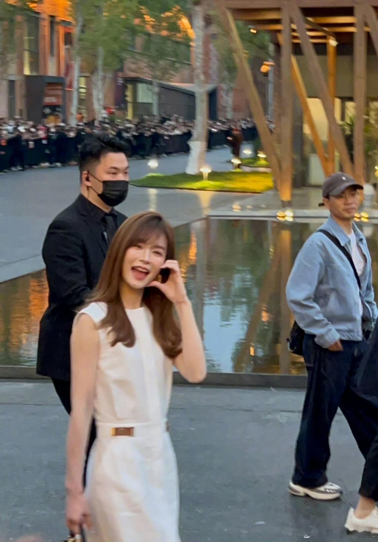 景德镇偶遇文咏珊 网友景德镇偶遇文咏珊，穿搭低调却亮眼，东方雅致与港风美貌交织，