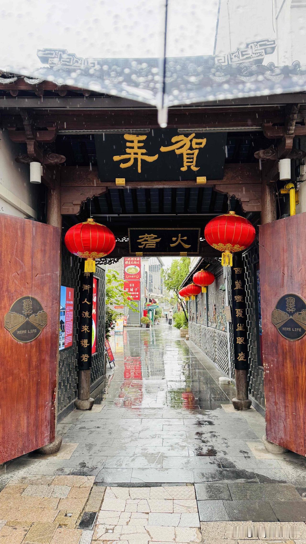 无锡，一座揉合了柔美与古朴的城市，仿佛一幅流动的画卷。绿意盎然的蠡湖之滨，轻轻拂