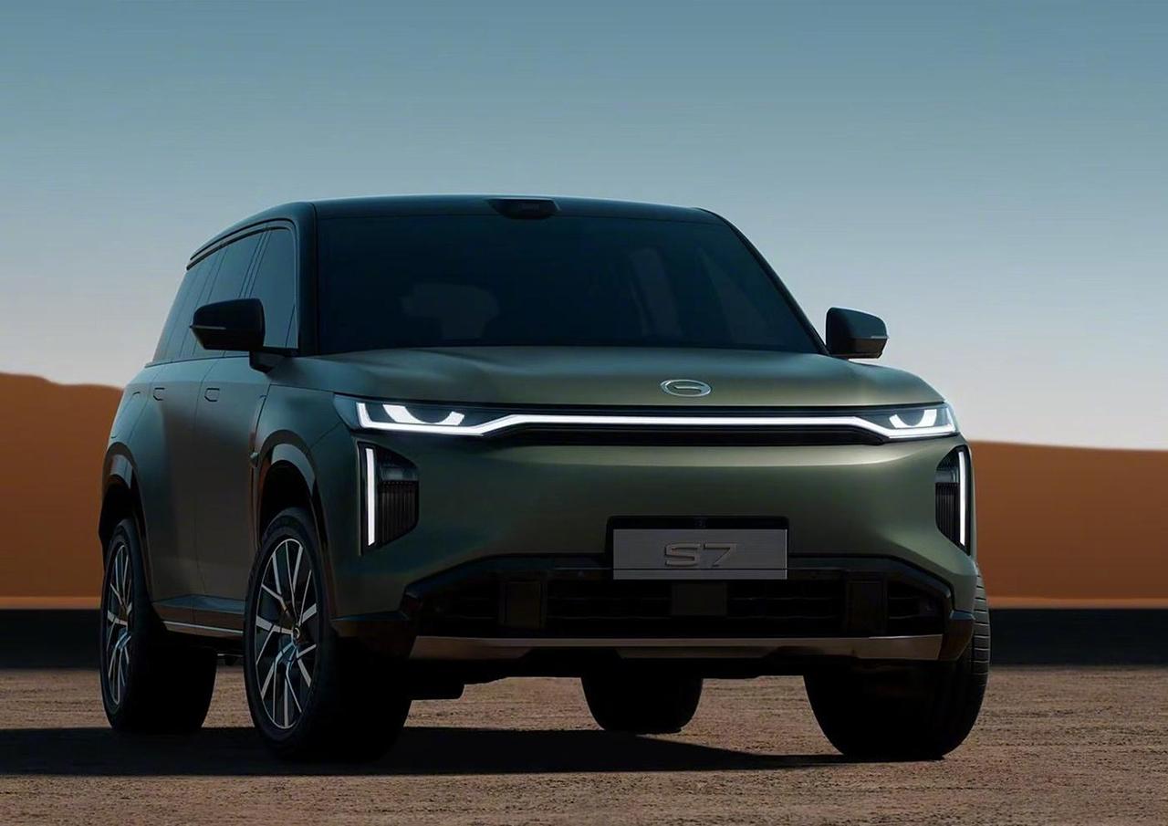 广汽传祺S7内饰公布！
内饰非常现代简约，配备大屏、无线充、HUD，还有能升降的