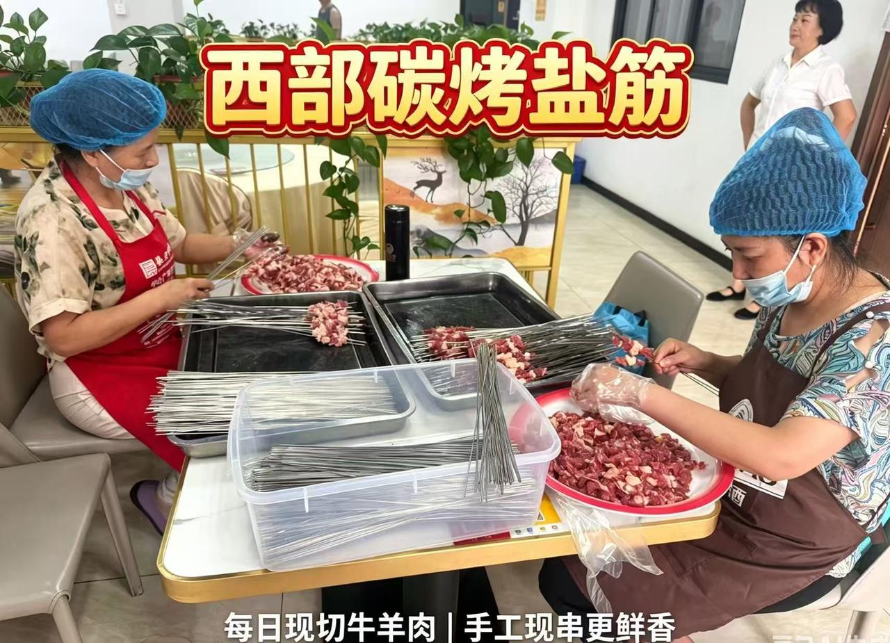 【百姓烟火事】夏季燥热，来这里喝点冰啤酒，吃点烧烤。每一串都是现切现串，拒绝预制