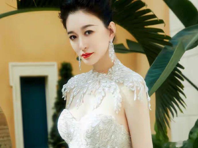 李小冉的胸，闫妮的腿，殷桃的腰，性感起来迷死人 ​李小冉的胸，闫妮的腿，殷桃的腰