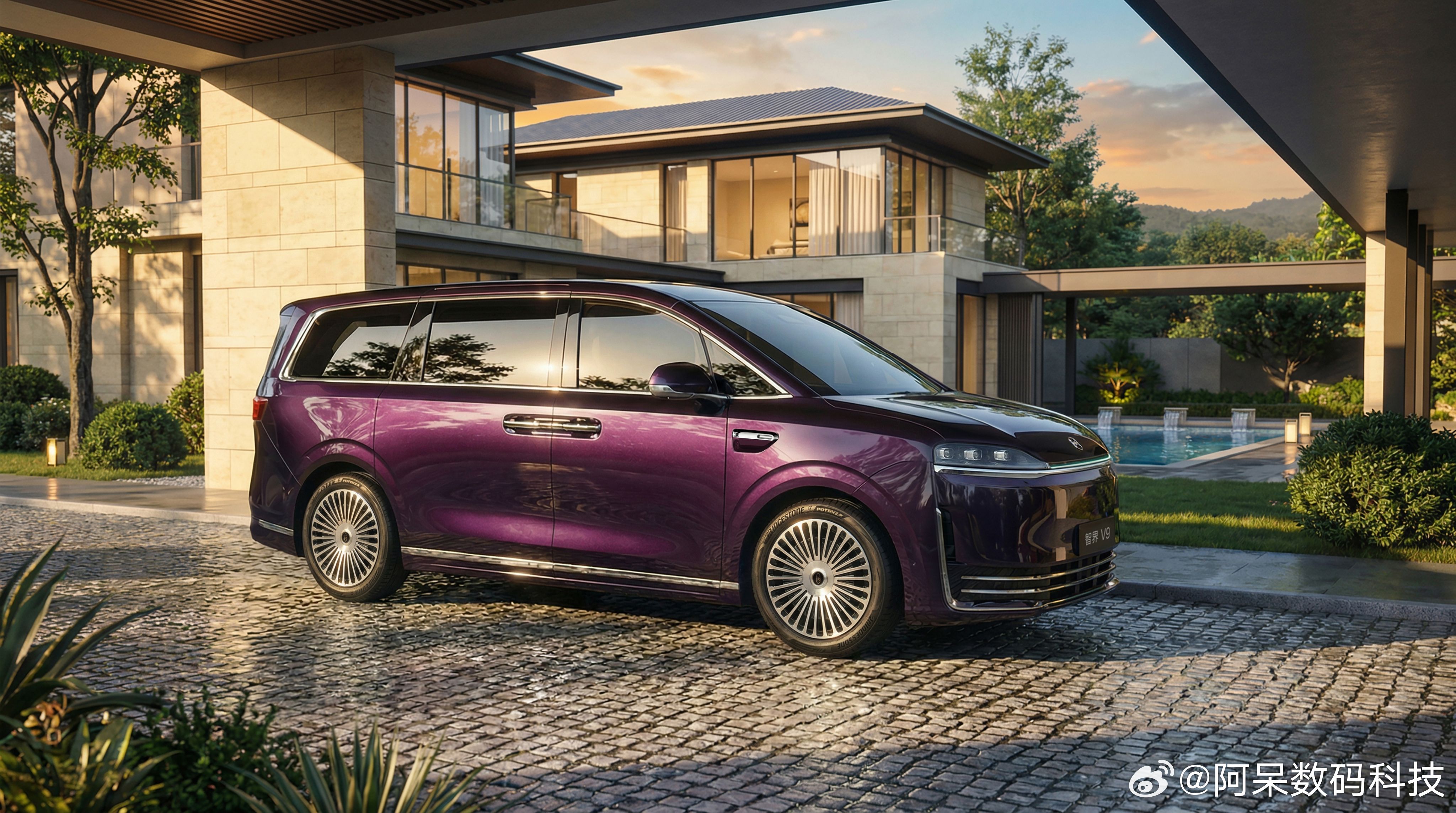 华为将紫色美学从旗舰数码延伸至智界V9，绒霞紫内饰以静奢质感将尊贵感融入细节，不