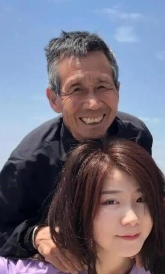 1997年，河南一个50岁光棍，捡回1名女婴。不料，送她读书后，她竟怒问：“穷到