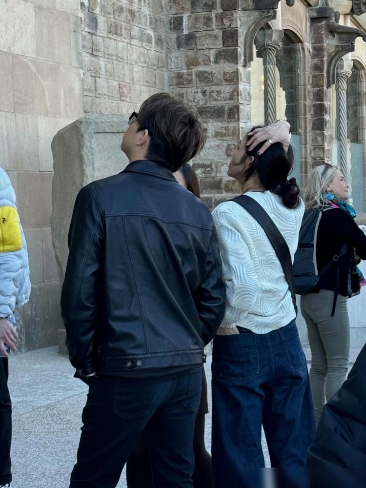 都以为张钧甯是下嫁，没人看懂她这步棋的狠辣。
大众还在计算她43岁的年龄，操心