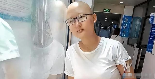 痛心！2019年，河北一癌症女孩在病房里对着亲戚朋友怒吼：“我凭什么就该死？”亲