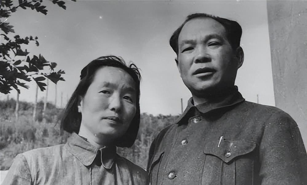 1937年，地主王学文突然发现一20岁女兵，昏倒在家门口。

1937年冬天的风