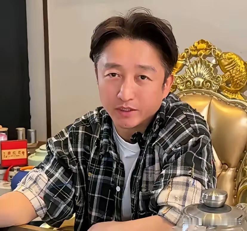 嘎子说得对，邹市明想翻身不必复出，在八角笼里和冉莹颖对决就好，一次直播就能翻身。