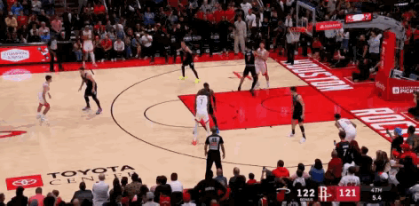 阿门补篮火箭反绝杀热火这是阿门职业生涯首次绝杀球，其超强运动能力体现得淋漓尽致，