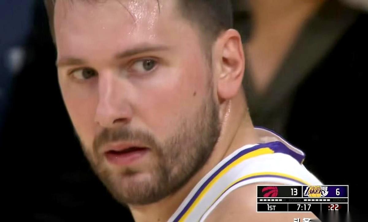 我隔着屏幕都想替他喊出来了。
那球都清清楚楚打在篮板上了，正往下掉呢，啪，一巴掌