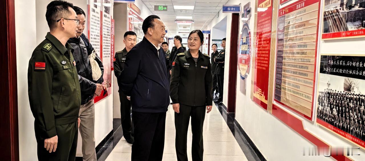 岗位无炮声 使命重千钧。
    4月22日，刘书环又来到驻乌鲁木齐某部，与官兵