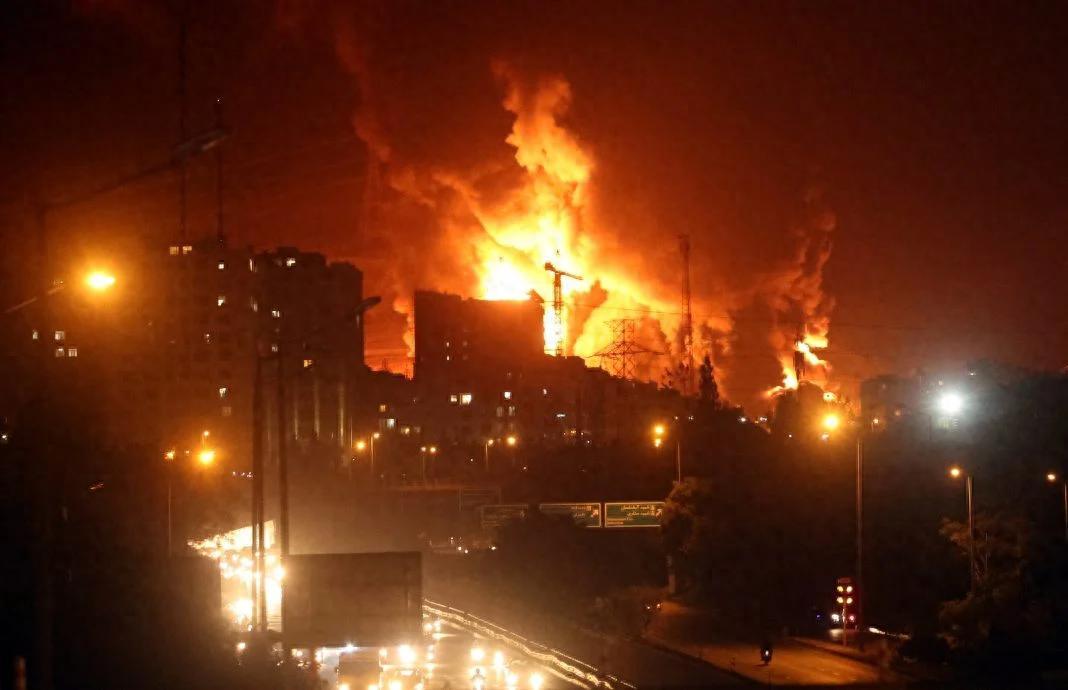 美以未经联合国授权，就对伊朗发动打击，本身就不符合国际法，遭到反击也是必然。
