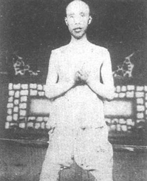 1907年，徐锡麟被绑在刑场上，刽子手抡起铁锤，对他的下半身进行了多次重击，接着