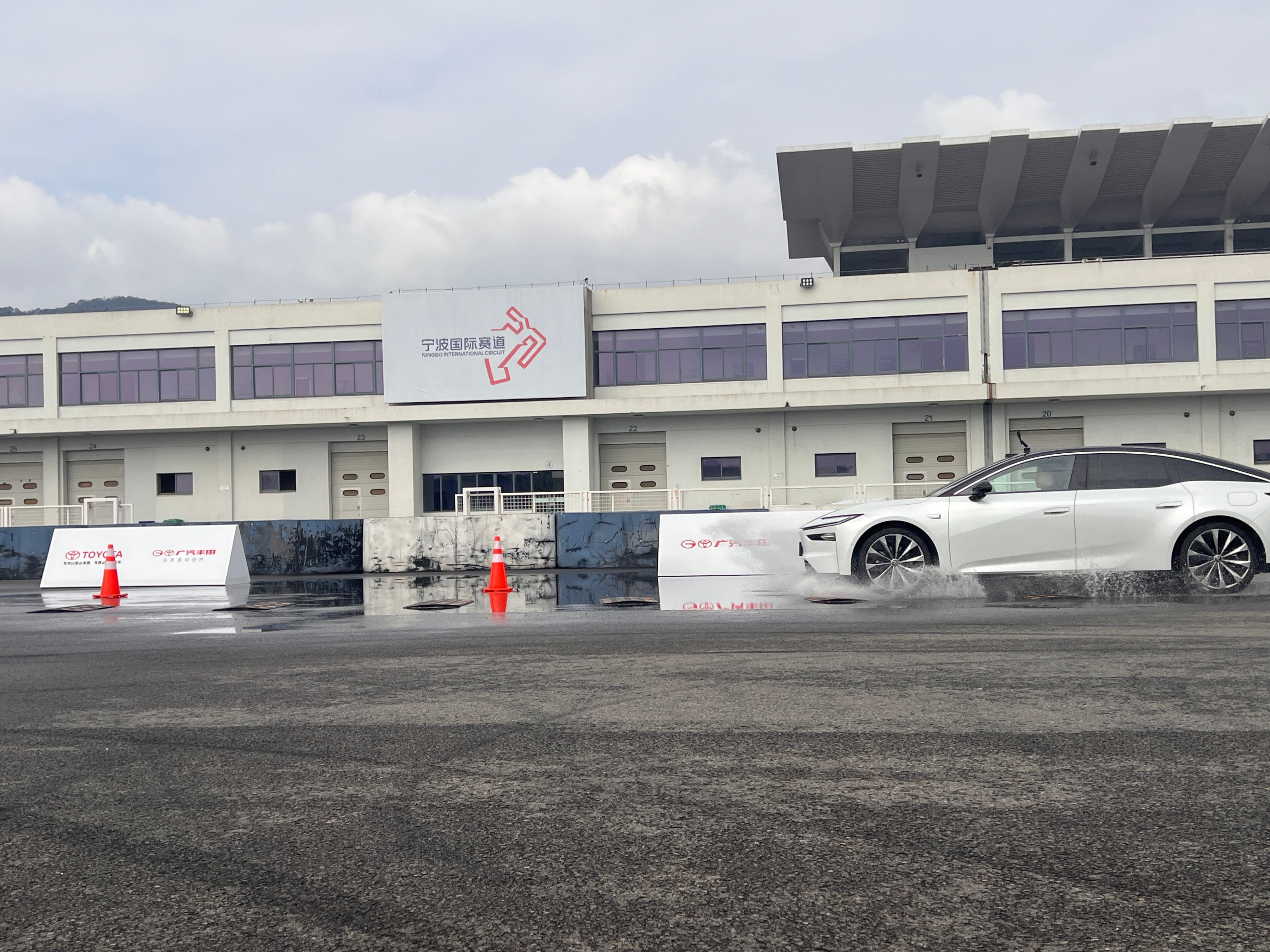 媒体首测丰田铂智7动态表现最近铂智7首轮媒体动态测试刚跑完，我发现这台车释放了一