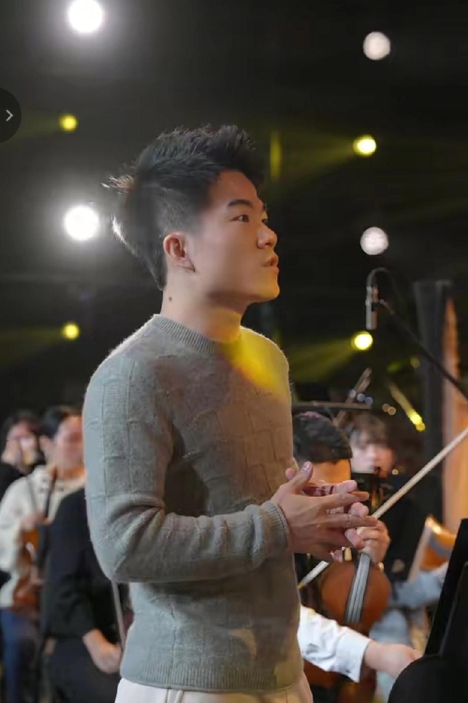 与辉同行跨年乐享会进入几十分钟倒计时啦！一切准备就绪，精彩马上就要开始啦！从视频