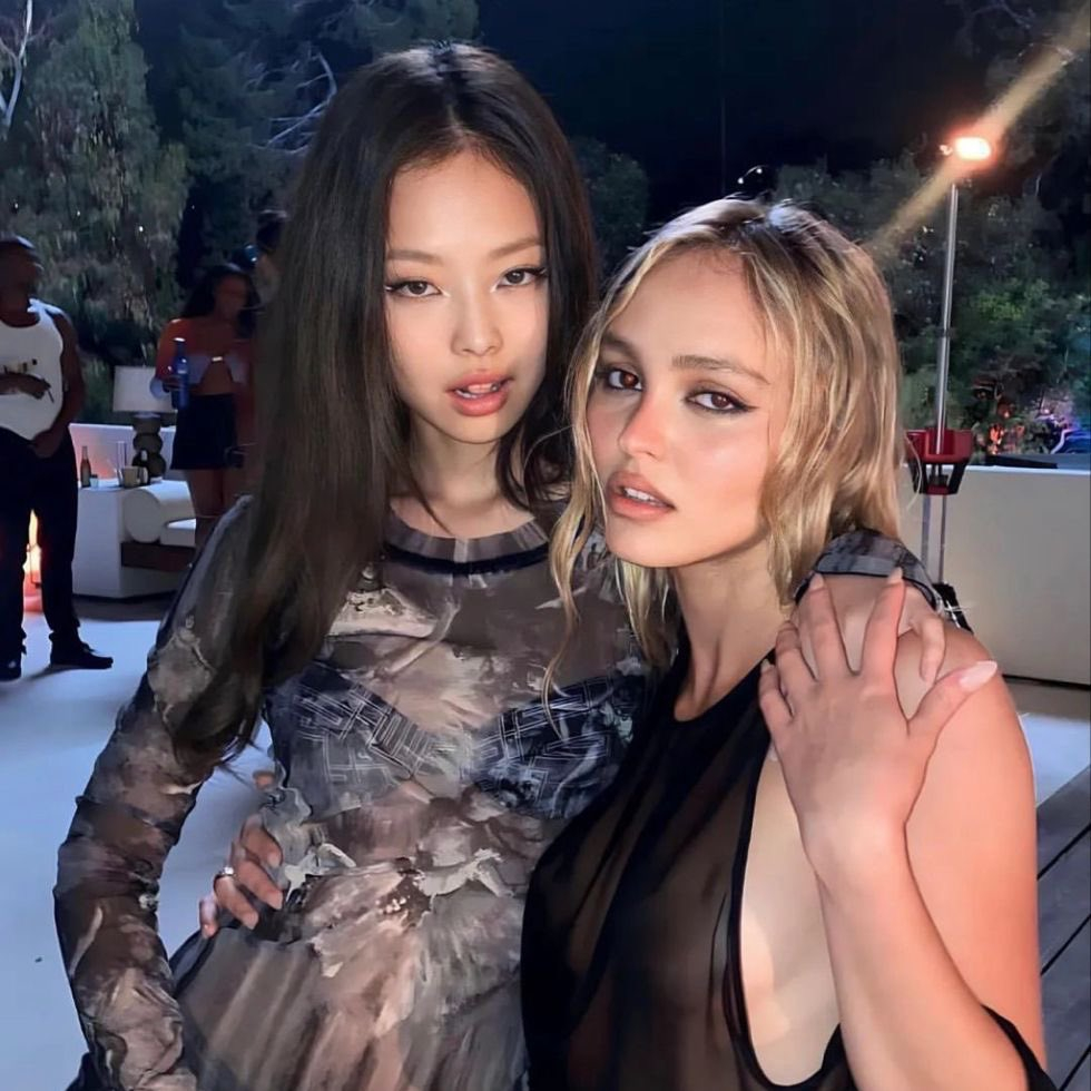 3年前的今天，The Weeknd、Jennie 和 Lily-Rose Dep