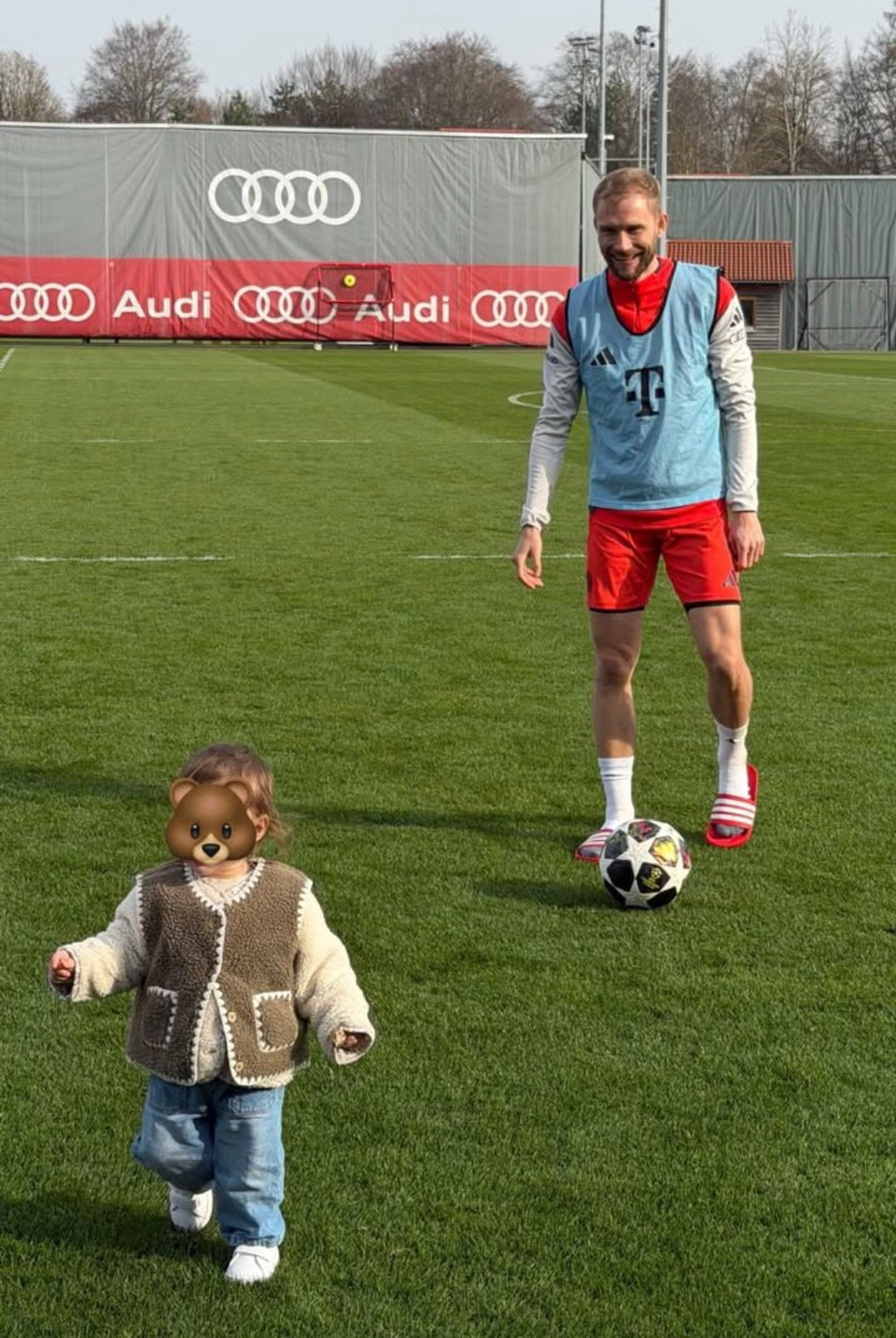 孔帕尼邀请球员家属参加今天下午在塞贝纳大街举行的训练。现场有一个烧烤架、一辆冰淇