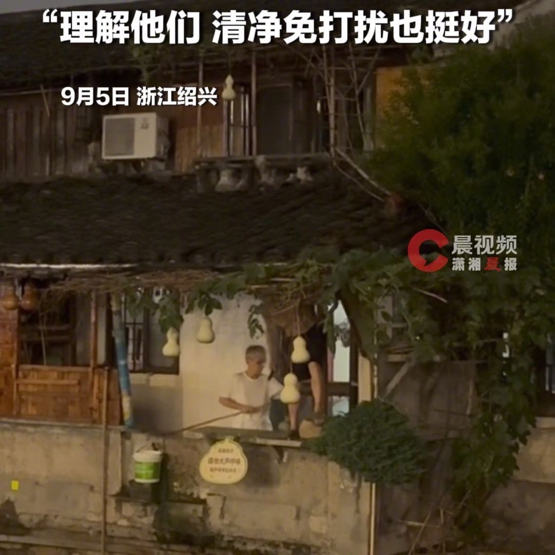 葫芦娃爷爷把葫芦剪掉了目击者发声近日爆火的“葫芦娃爷爷”，还是亲手把七个葫芦剪了