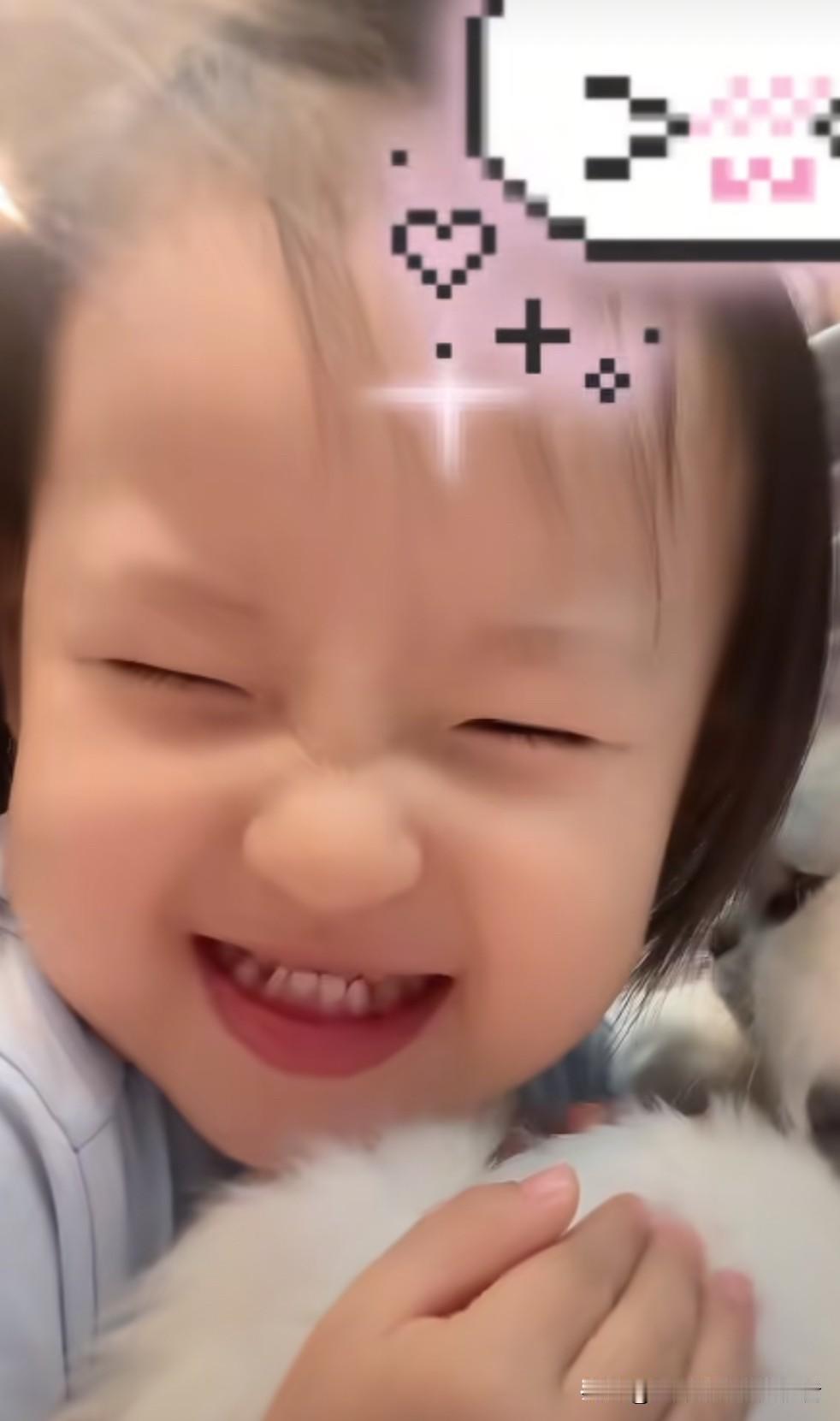 今晚，黄一鸣更新闪闪和小猫咪互动的视频。视频里，闪闪握着小猫咪的爪子说，连声说，