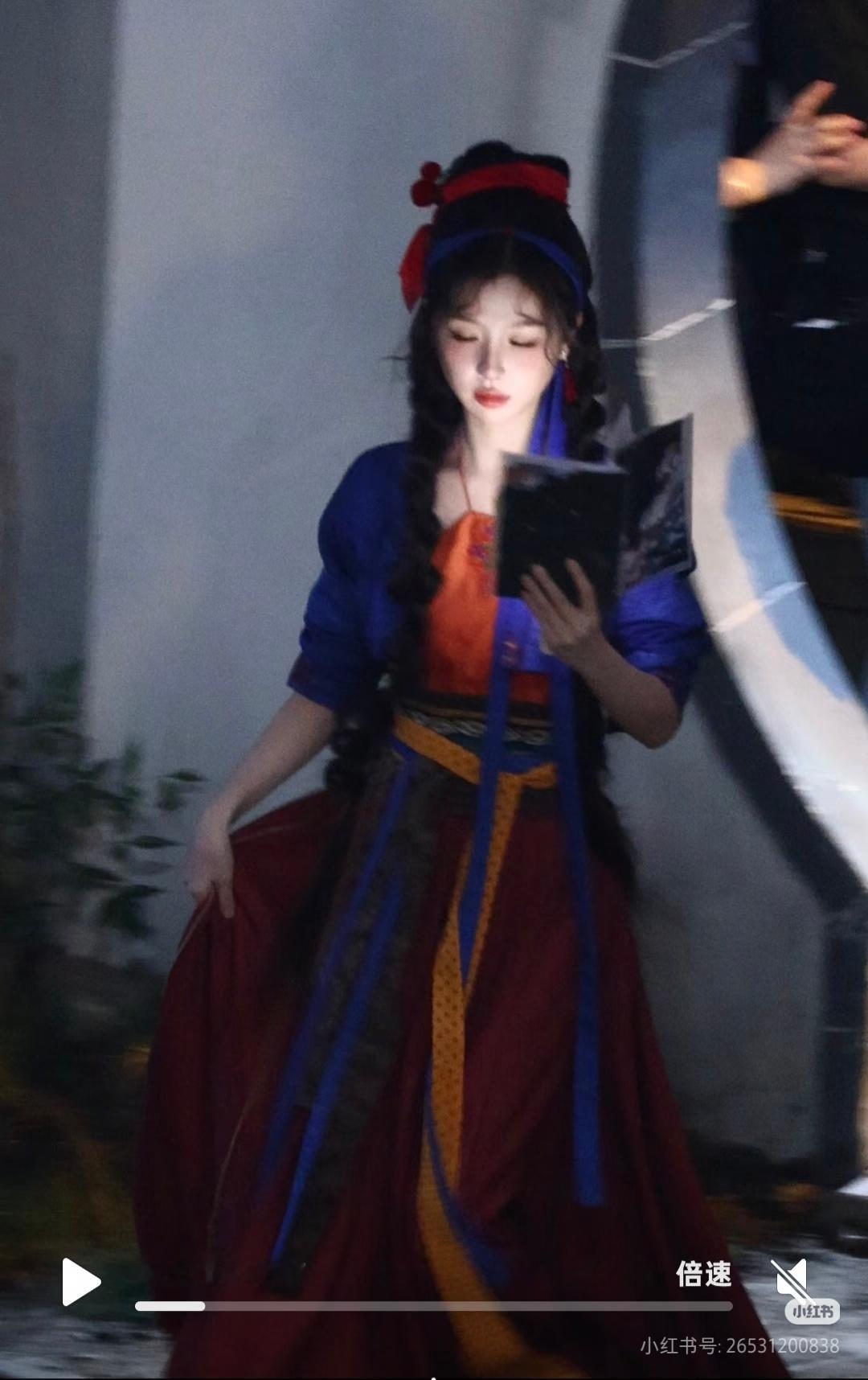 家盼晚上这是又换了身衣服拍头上还换了个装饰 