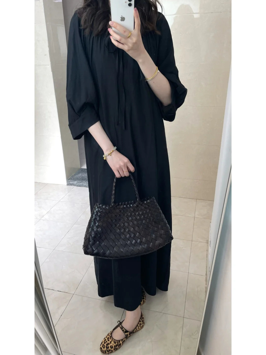 黑色长裙的随性松弛感