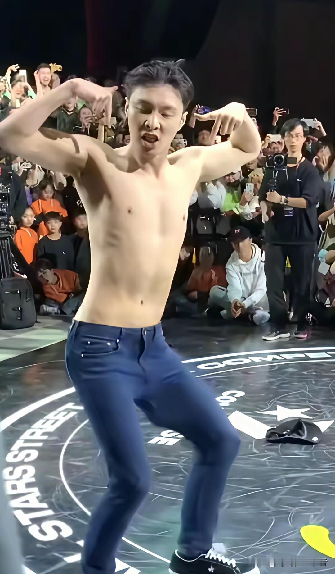 张艺兴脱衣服跳舞真是娱乐圈第一人，要是换成其他人肯定会被骂，张艺兴不一样。
张艺