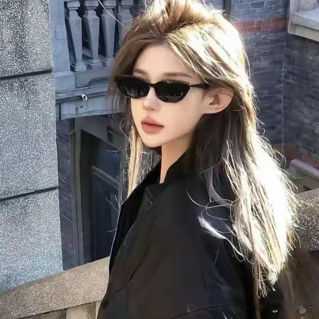 在职场，
要想混的风生水起，
就需要具备条件：

第一：硬实力
专业的技能，
让