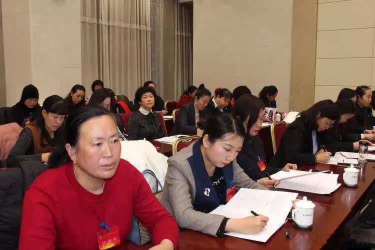 美媒提问：“究竟用什么方法才能击败中国？”美国哈佛大学教授查普曼回答：“美国永远