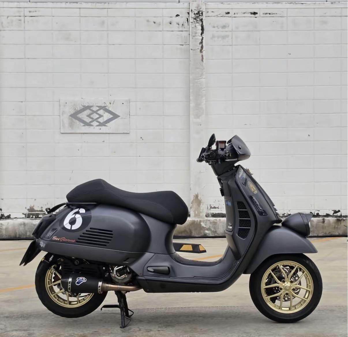 这台6日有点帅哦。也是武装到牙齿了😍vespa vespa6日 vespa30