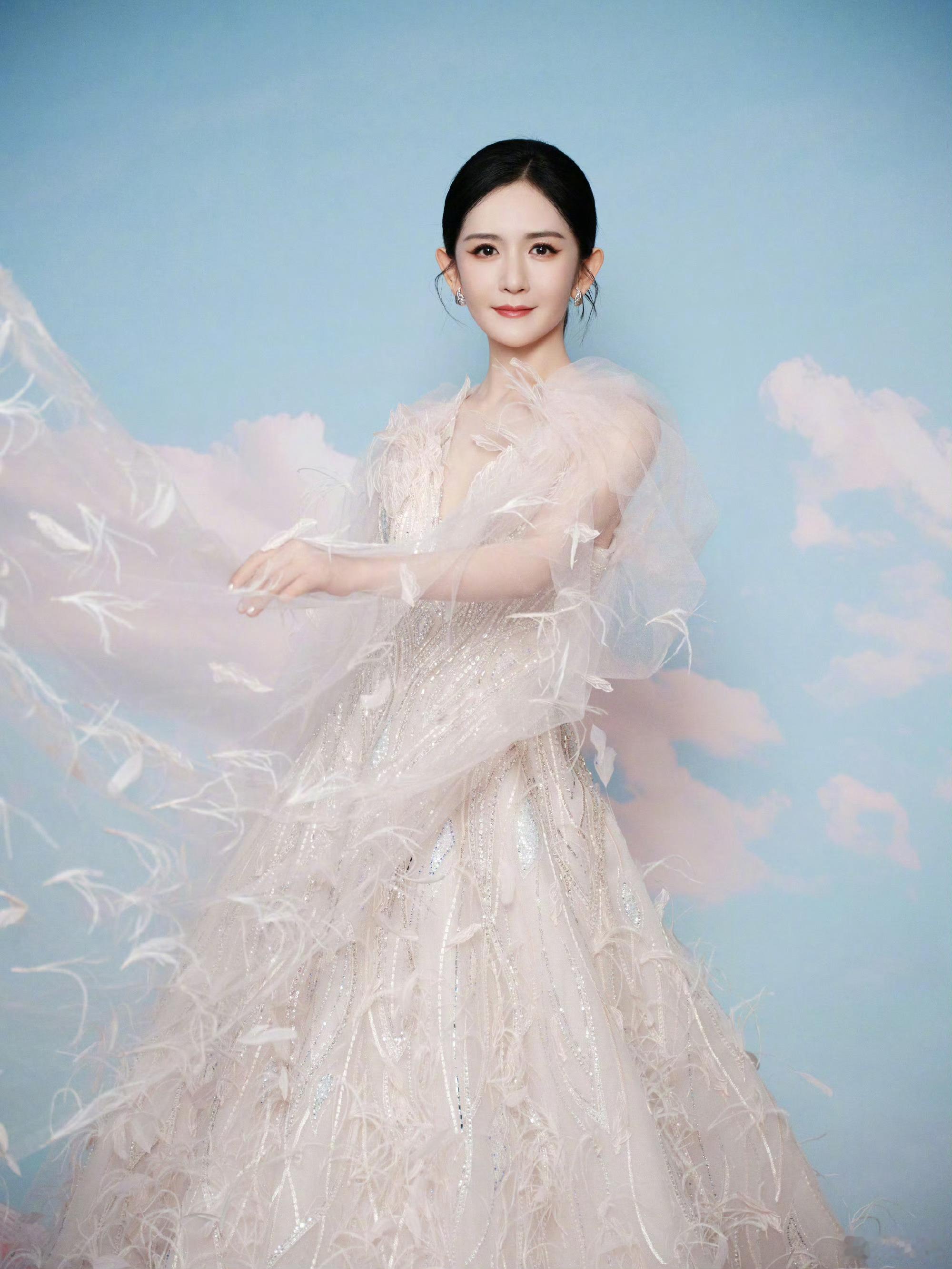 谢娜因为热爱眼里有光 谢娜最近主持了好多大型晚会和活动啊，越来越端庄大方了， 因