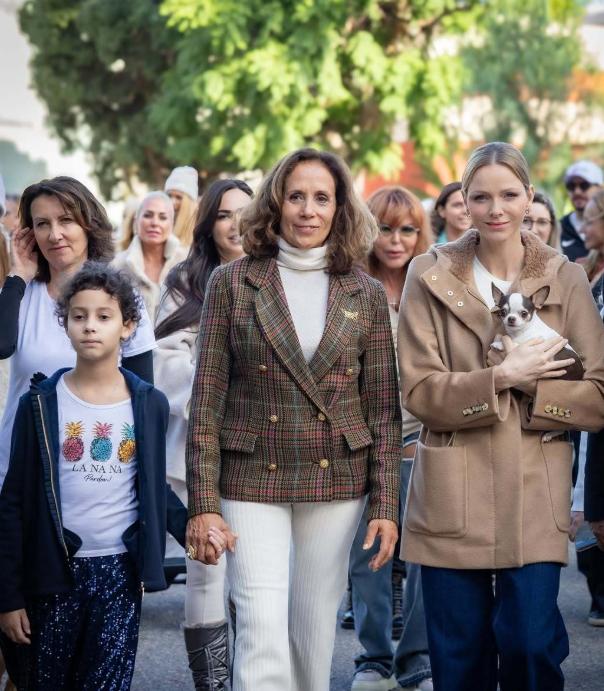 爱人前先爱自己，不被爱情所累的摩纳哥王妃夏琳，如今是愈发年轻了。 阿尔贝二世年轻