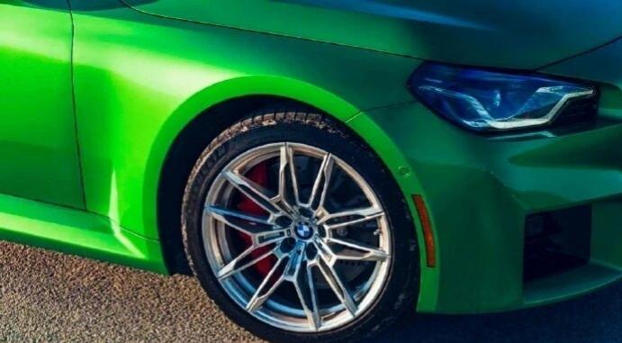 这台‘原谅绿’，山道上撕风的样子，能把油门瘾勾出来了～“原谅绿”的宝马双门狠货，