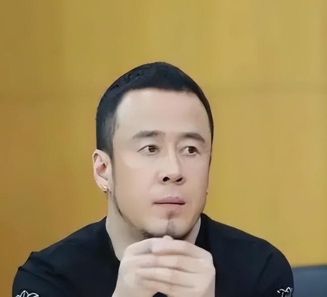 1996年，白雪宣布和杨坤分手，临别前，她扯下脖子上的项链递给杨坤，说道：“留个