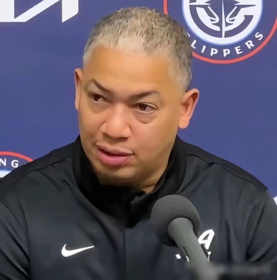 要我说，保罗这凌晨两点被赶出酒店的事儿，快船这操作是真不地道。

一位40岁的老