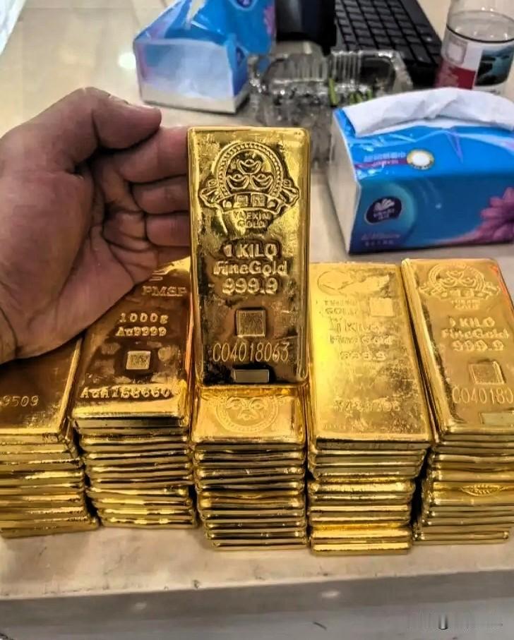 看了今天的金价，
气得我血压直接飙升了，
7月11日，国际暗金已经跌到了
900