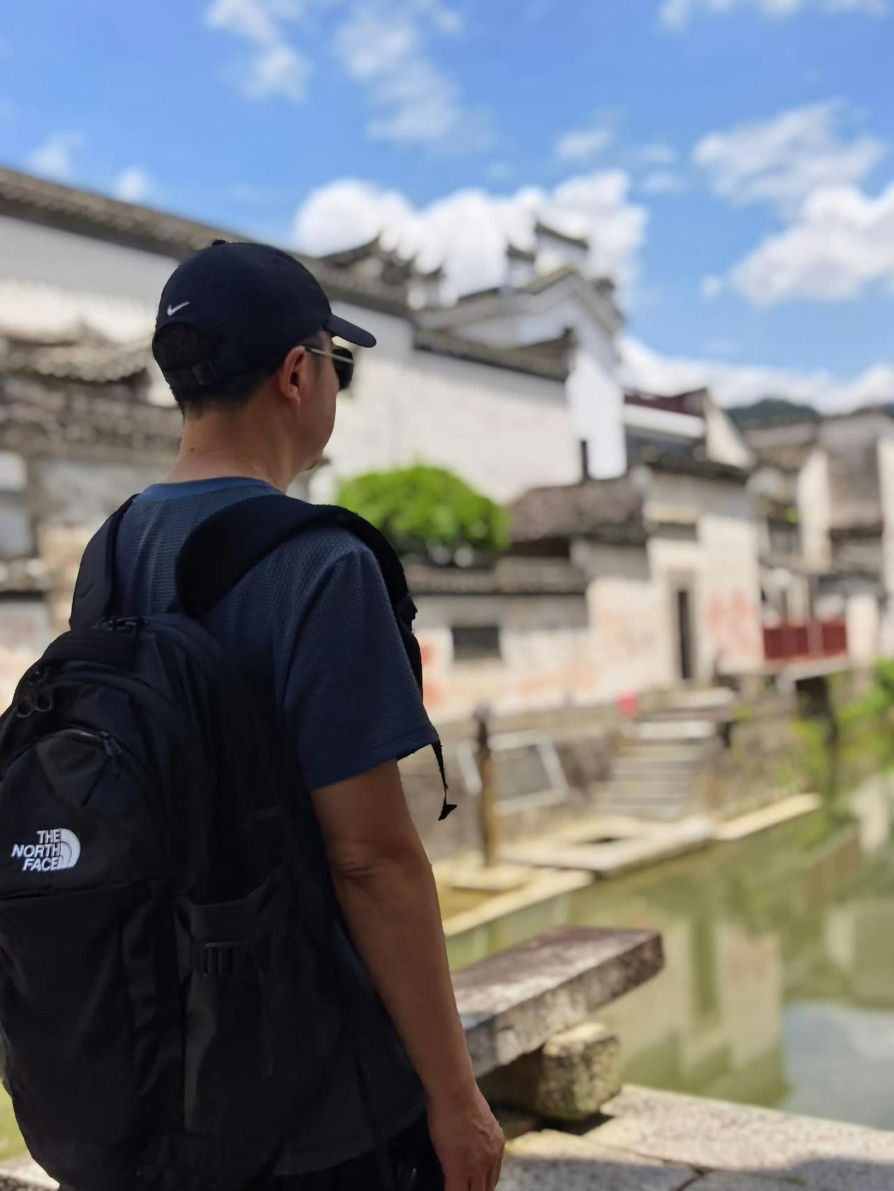 这段时间出门自驾游玩，晚上住宾馆没管住嘴，总点外卖。回家一称体重长了两斤。
 