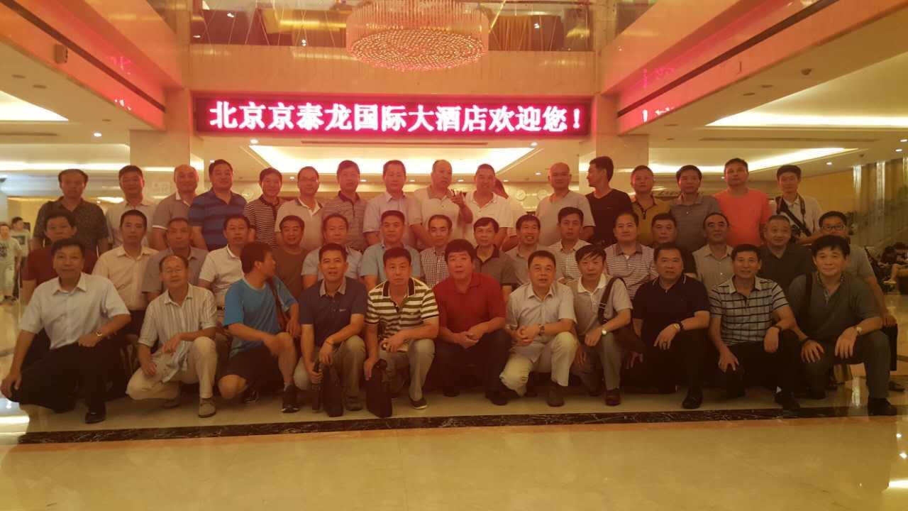 这幅对联写得真好！上联“八十尊好汉”写出了当年同窗的情谊和奔赴四方的豪迈，“兄弟