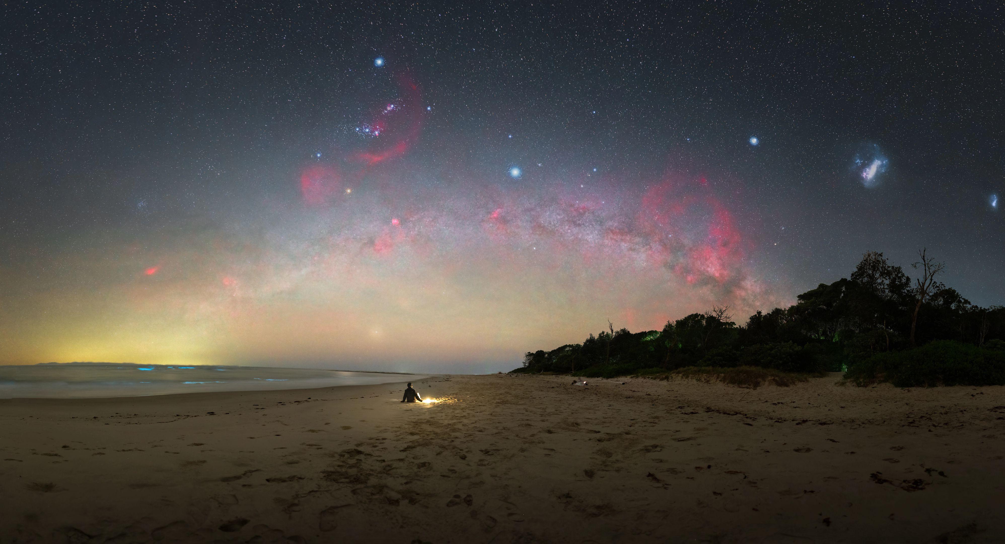 真的好喜欢一个人躺在沙滩上看银河。今年的第一张冬季银拱遇上了蓝眼泪