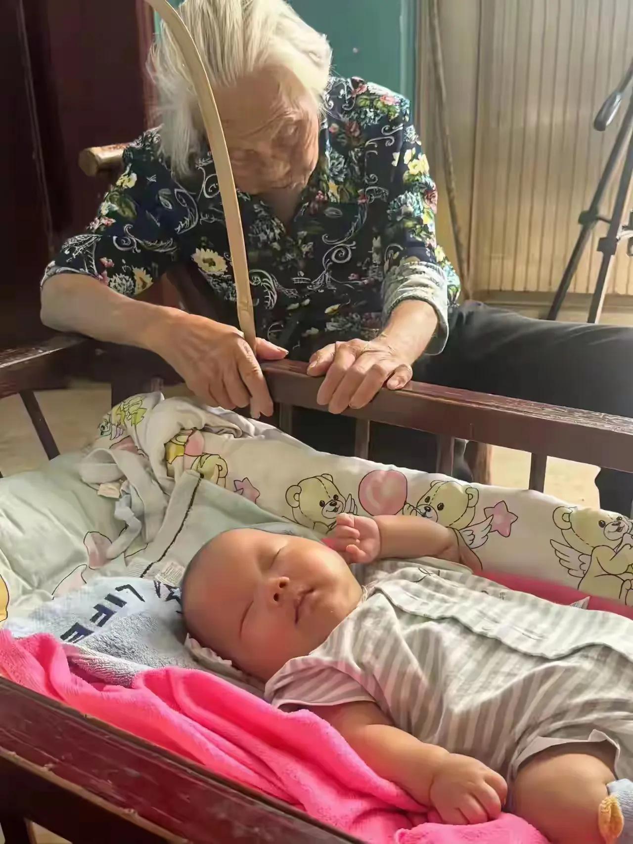 这太奶奶越来越幸福了！近日网友吐槽自己小区的一位太老奶奶，自从有了曾孙以后，日子