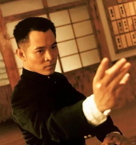 李连杰说别轻易转行卖汉堡不必羡慕旁人的赛道风光，每个人都有独一无二的长处。李连杰