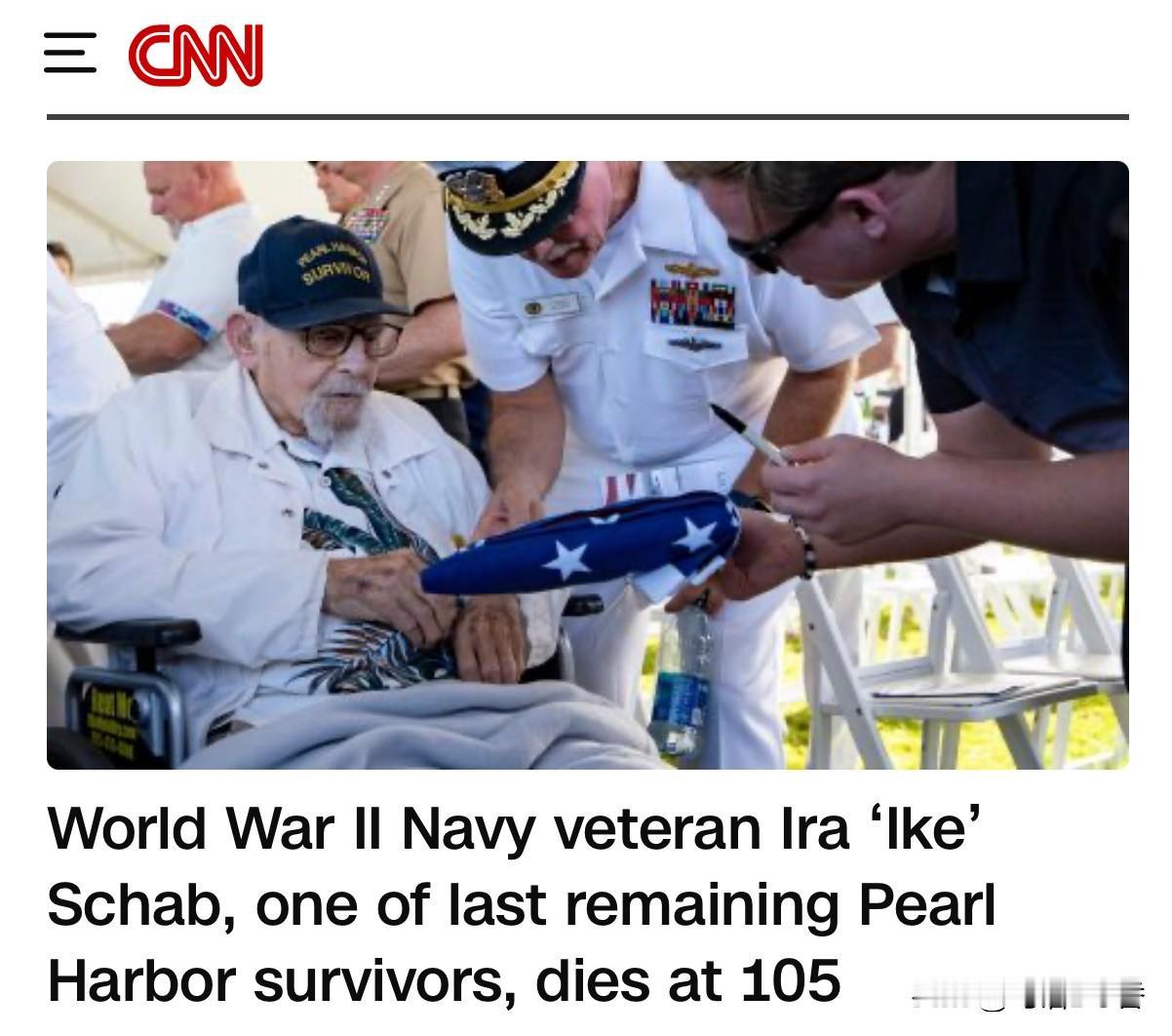 图中这位二战中经历珍珠港事件的幸存者老兵，据称是最年长之一的二战老兵，日前去世，
