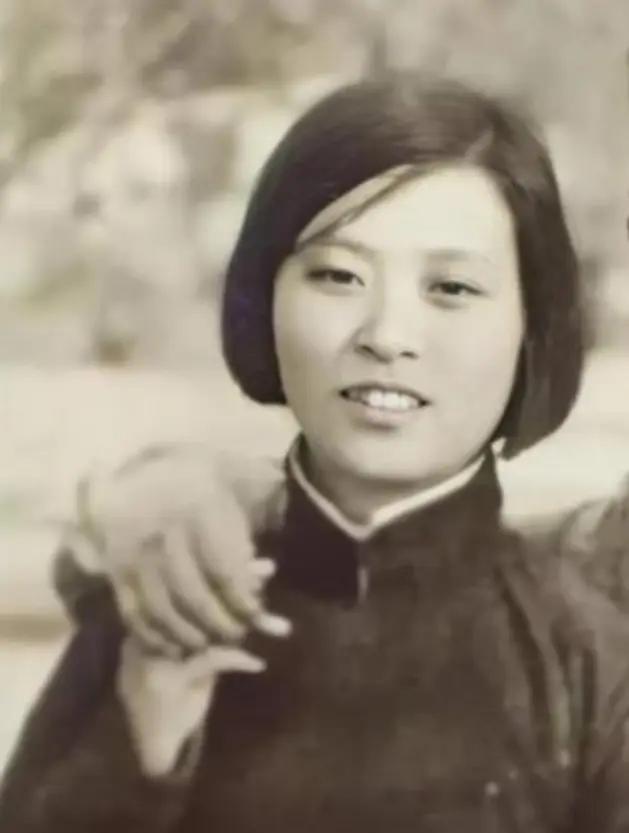 韩岫[xiù]岩是中国人民解放军一代名将王近山中将（1955年授衔）的原配夫人，
