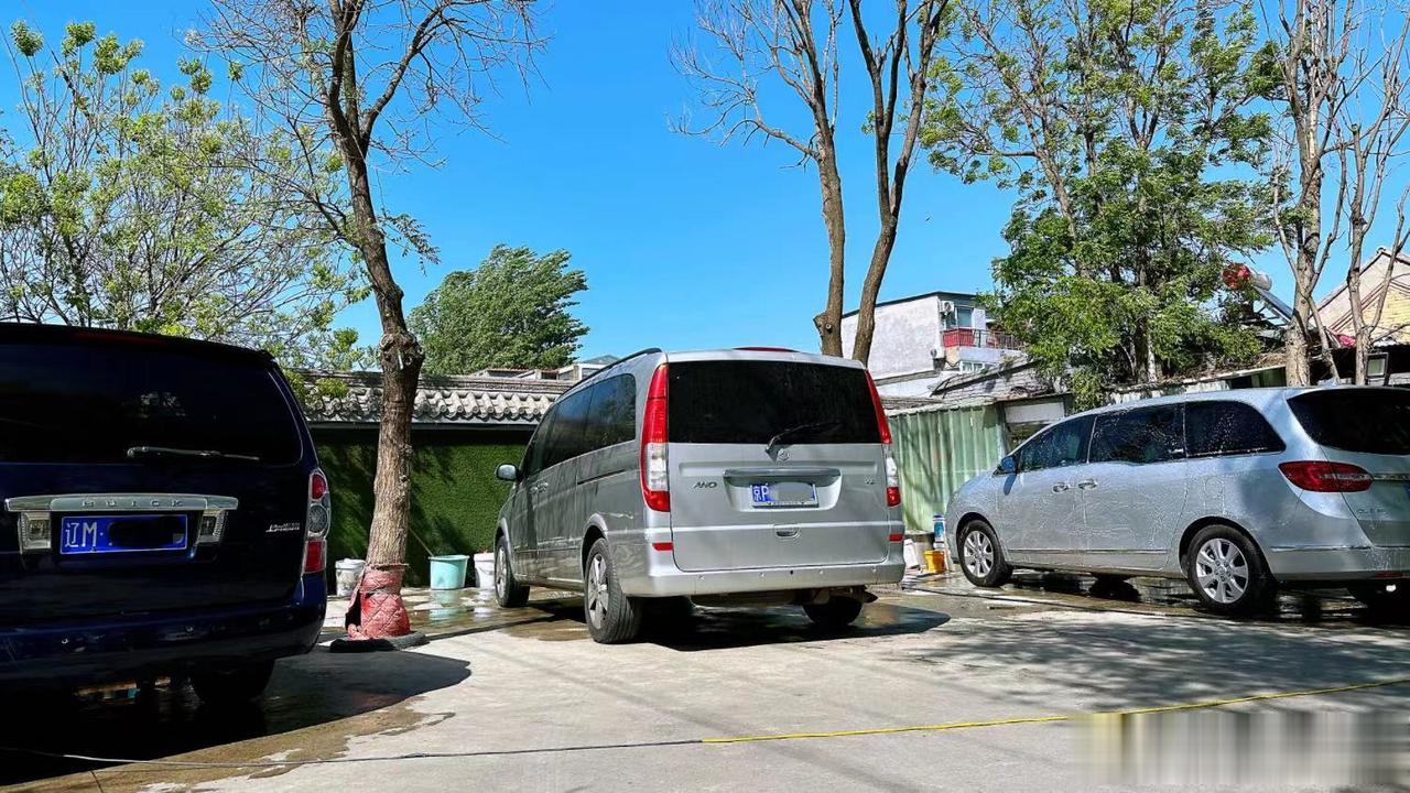 小作坊洗个车，三个工位居然集齐三台老舅MPV，也挺不容易的……